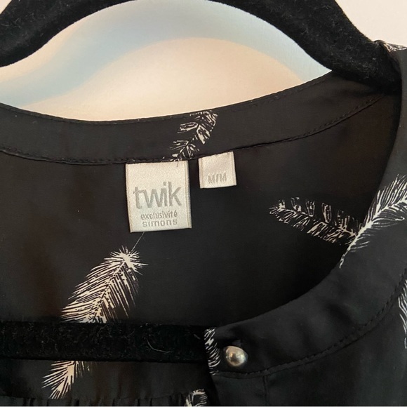 Black, silky blouse with feather pattern. Size medium. TWIK. - Picture 4 of 4